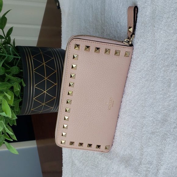 Valentino Garavani Handbags - Valentino Garavani Rock stud zippy wallet 🔥 💕
